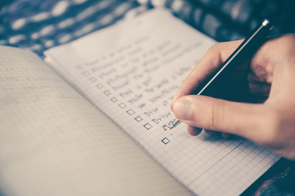 Ilustrasi check list (Glenn Carstens-Peters/Unsplash)